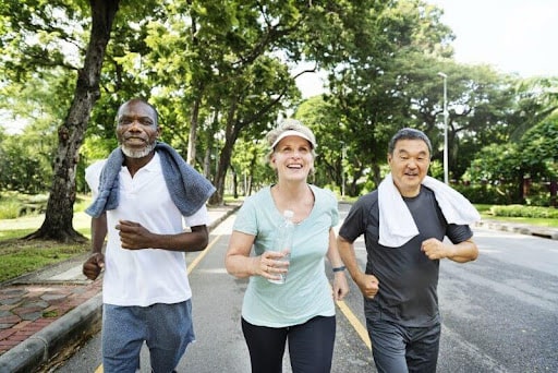 Três pessoas correndo para cuidar da saúde